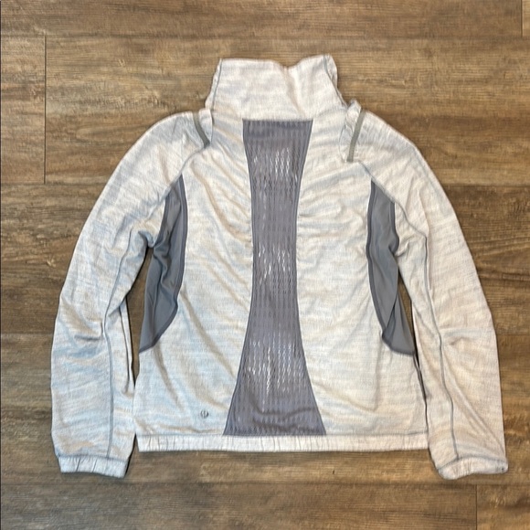 Lululemon Run White Fossil Nada Jacket Lightweight Running Women's Size 8 EUC - Picture 13 of 15